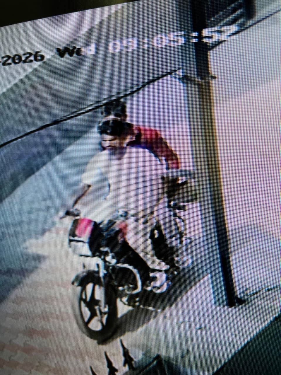 दिनदहाड़े घर का ताला तोड़कर सोने के गहने और दस्तावेज चोरी
