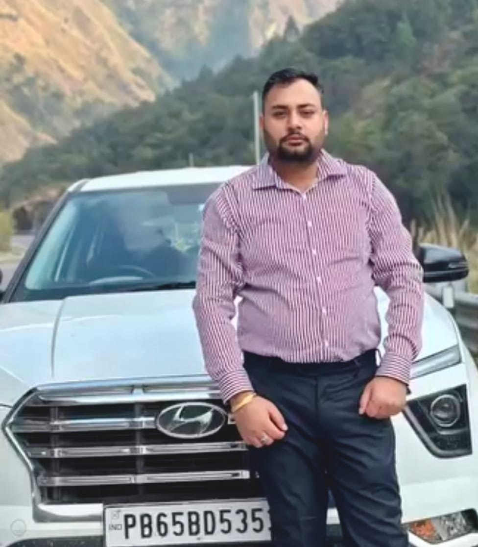 सायरन बजाती कार लेकर भागा चालक, ट्रैफिक पुलिस ने पीछा कर काटा चालान