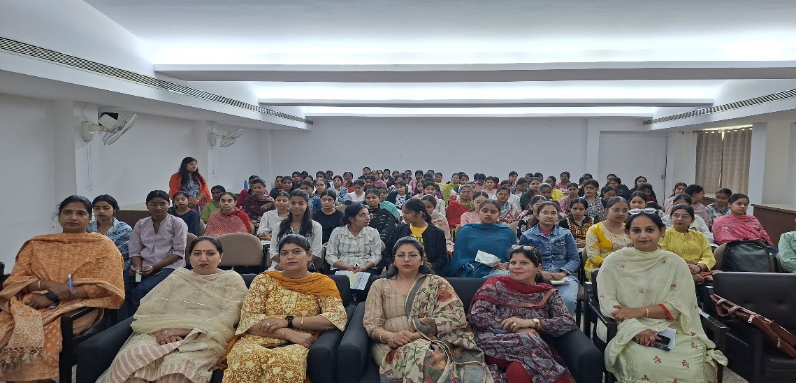 ICSI का करियर अवेयरनेस प्रोग्राम, छात्राओं ने दिखाया उत्साह
