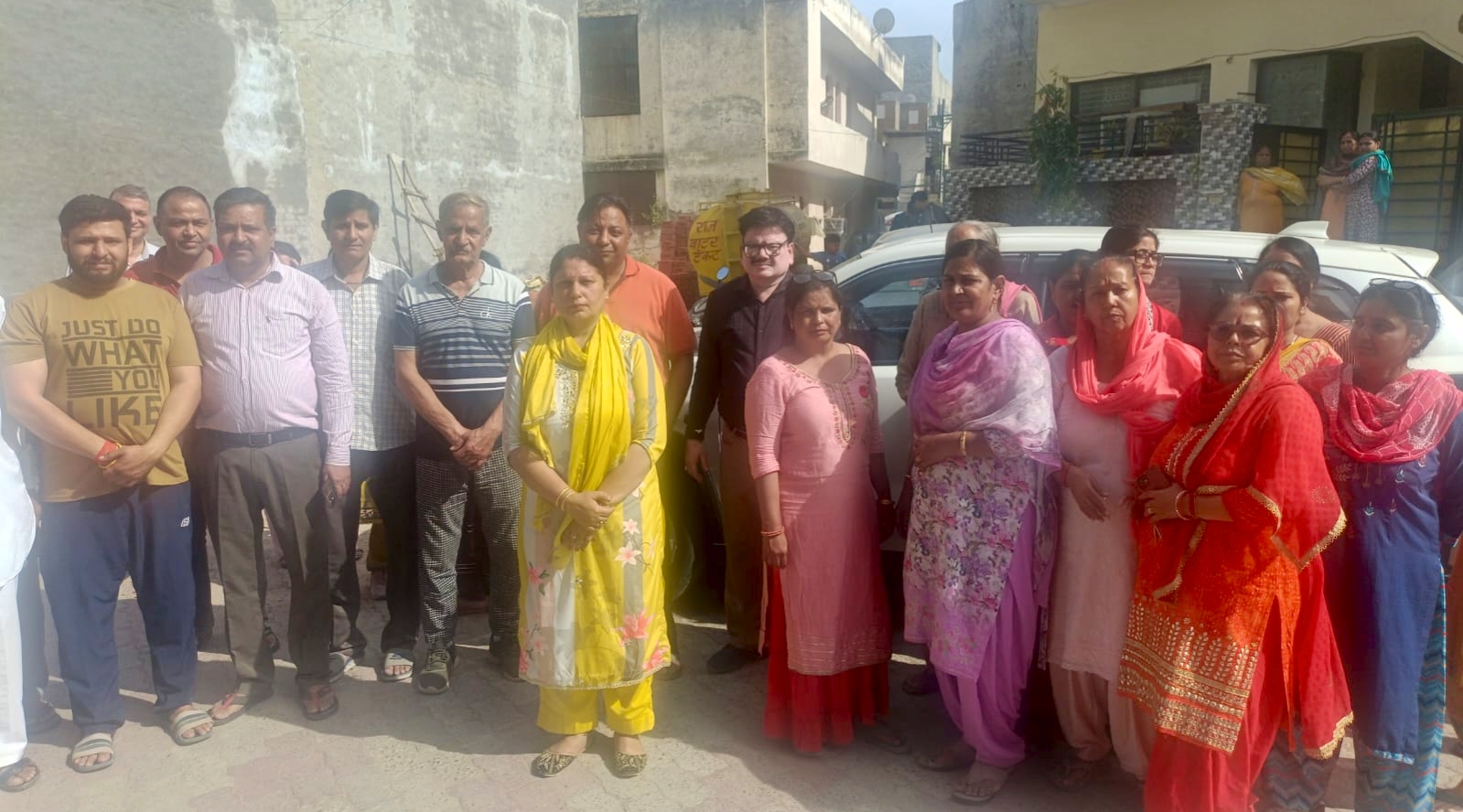 बरसाती नाले पर अवैध निर्माण को लेकर बवाल, लोगों का जोरदार विरोध