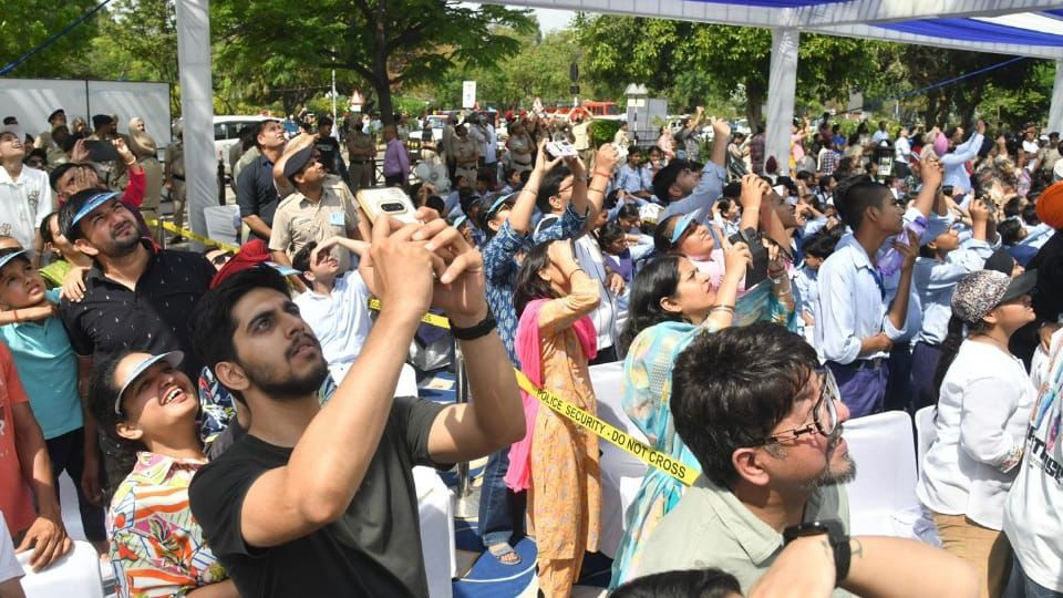 चंडीगढ़ एयर शो का दूसरा दिन बना ऐतिहासिक: सीएम-गवर्नर रहे मौजूद, ‘सूर्यकिरण’ के करतबों ने भरी नई उड़ान