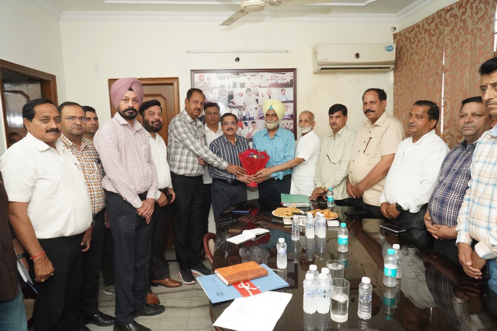 सेक्टर-26 ट्रांसपोर्ट एरिया में विकास कार्यों का निरीक्षण, सीवर अपग्रेडेशन 15 अप्रैल तक पूरा होगा