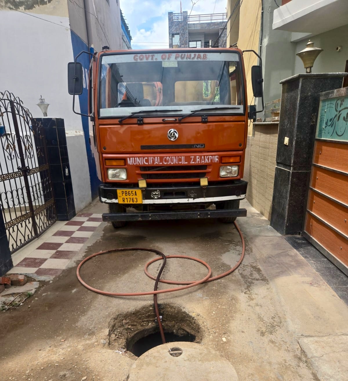 एकेएस-1 में सीवरेज समस्या का समाधान, लोगों ने ली राहत की सांस     पार्षद रेणु नेहरू की पहल पर नगर परिषद ने की सफाई, जाम लाइनें खोलीं