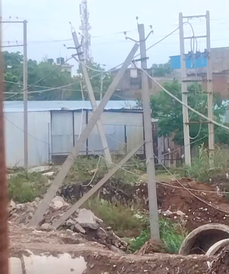 बलटाना में आंधी से दो बिजली के खंभे गिरे, 10 घंटे तक अंधेरे में रहा इलाका