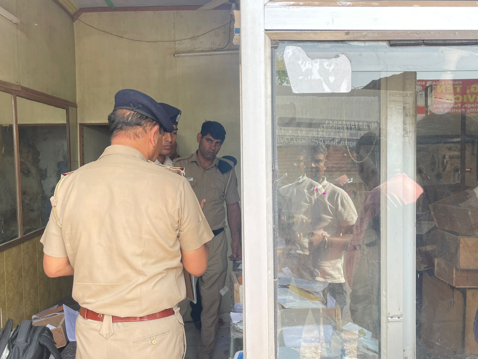 चंडीगढ़ में बड़ा ज्वेलरी घोटाला ! मुस्कान ज्वेलर्स पर 500 से ज्यादा लोगों से ठगी के आरोप, दुकान पर पुलिस का ताला