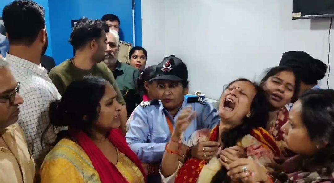 इंडस अस्पताल में इलाज बना जानलेवा ? युवक की मौत पर परिजनों का हंगामा