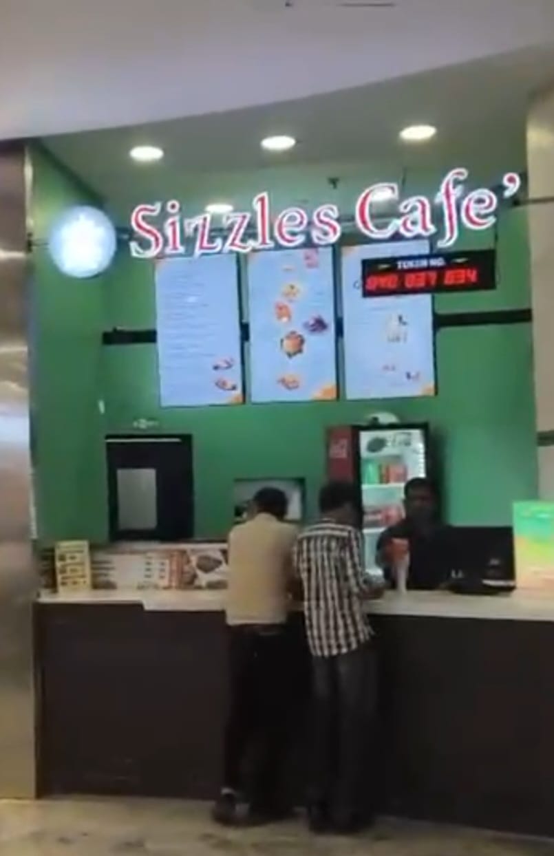 चंडीगढ़ के एलांते मॉल फूड कोर्ट में खाने पर सवाल, डिश में कैटरपिलर मिलने का आरोप