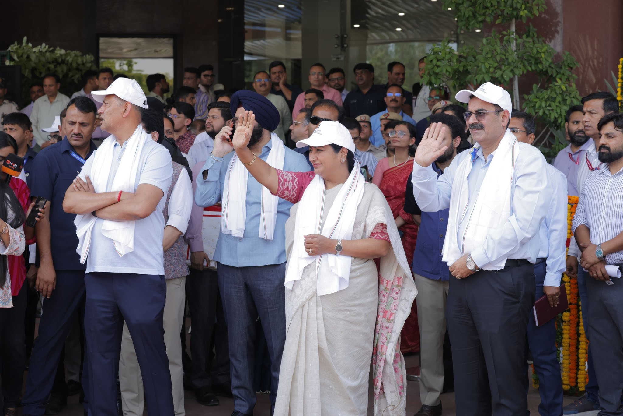 New Delhi: मुख्यमंत्री रेखा गुप्ता ने मोबाइल हीट रिलीफ यूनिट्स का किया शुभारंभ