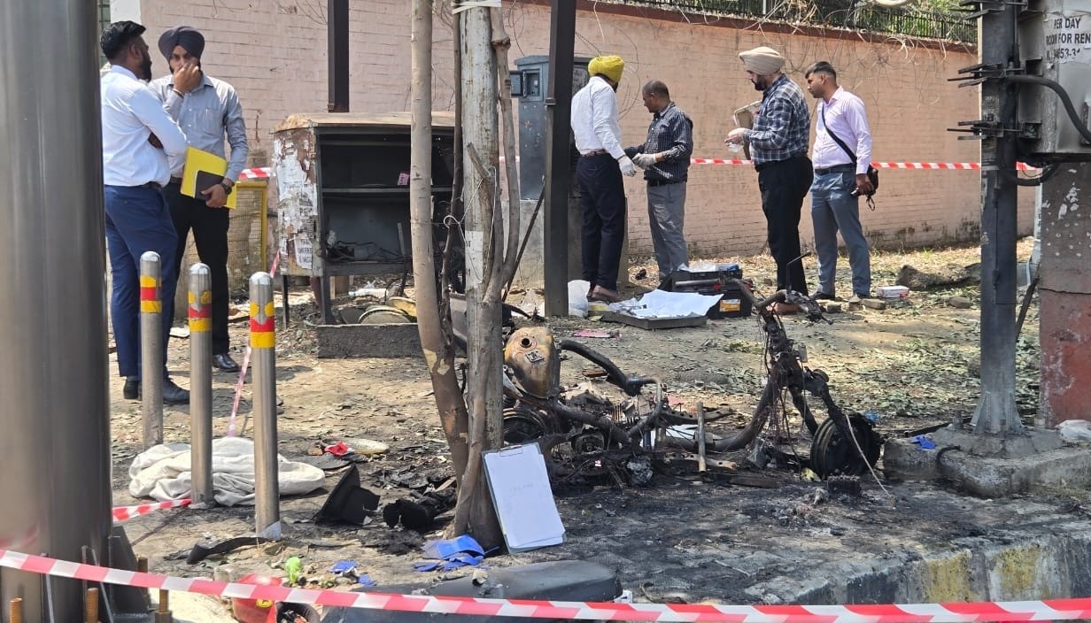 Chandigarh: बम धमाकों के साथ गरमाई राजनीति, नेताओं में जुबानी जंग