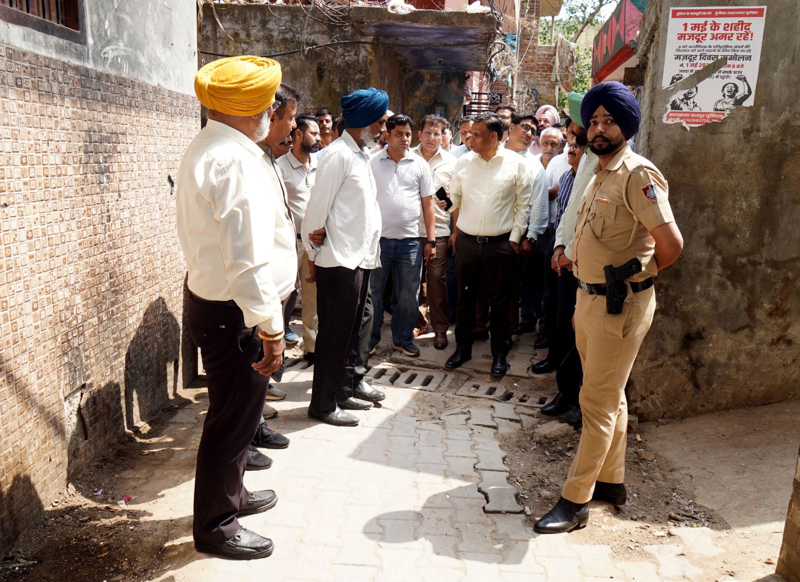 Chandigarh: एमसी कमिश्नर अमित कुमार ने हल्लोमाजरा में लिया जायजा, सड़क व सीवरेज सुधार के आदेश