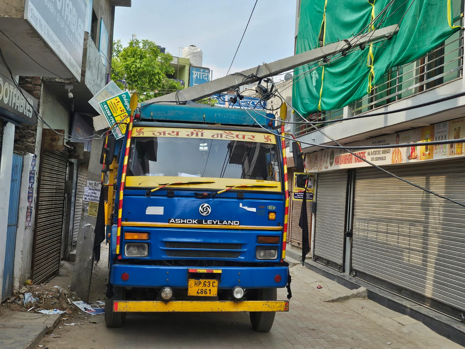 Zirakpur: बलटाना में ट्रक की टक्कर से टूटी बिजली लाइनें, इलाके में मचा हड़कंप