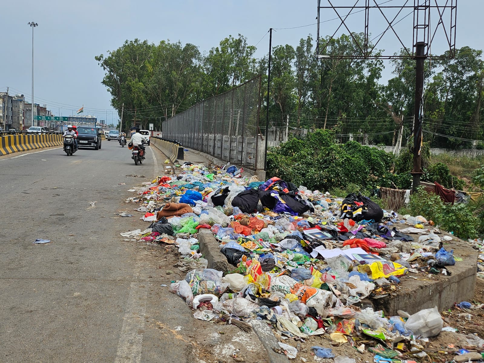 Zirakpur: जीरकपुर में सफाई व्यवस्था ठप, कच्चे कर्मचारियों की हड़ताल दूसरे दिन भी जारी