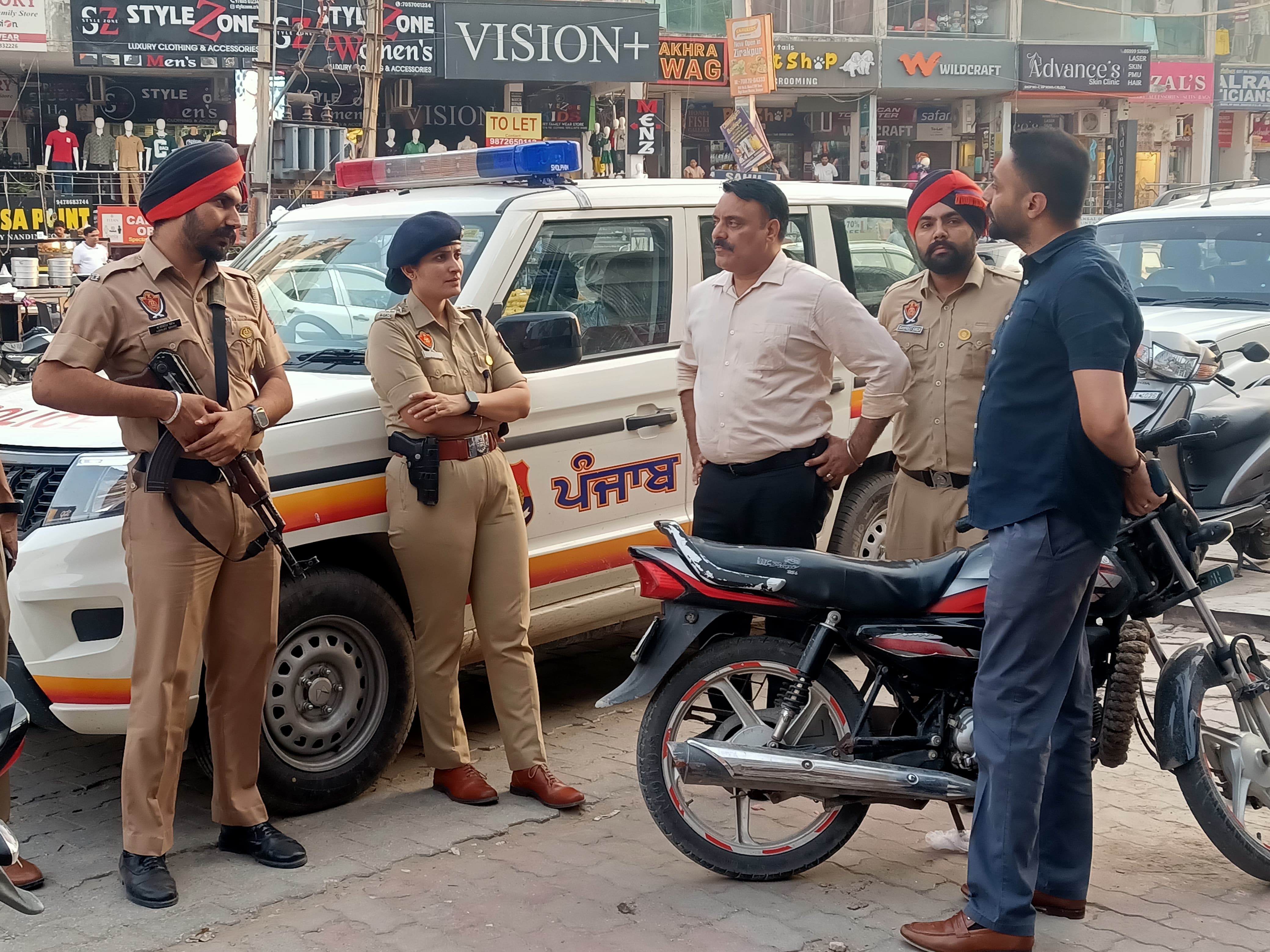 Zirakpur: वीआईपी रोड स्थित ब्लॉसम स्पा सेंटर पर पुलिस की बड़ी छापेमारी