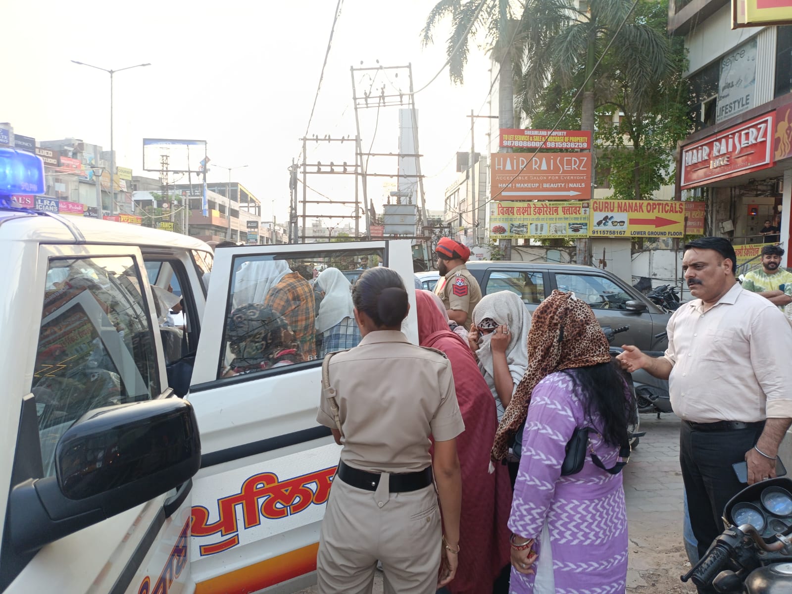 Zirakpur: वीआईपी रोड स्थित ब्लॉसम स्पा सेंटर पर पुलिस की बड़ी छापेमारी