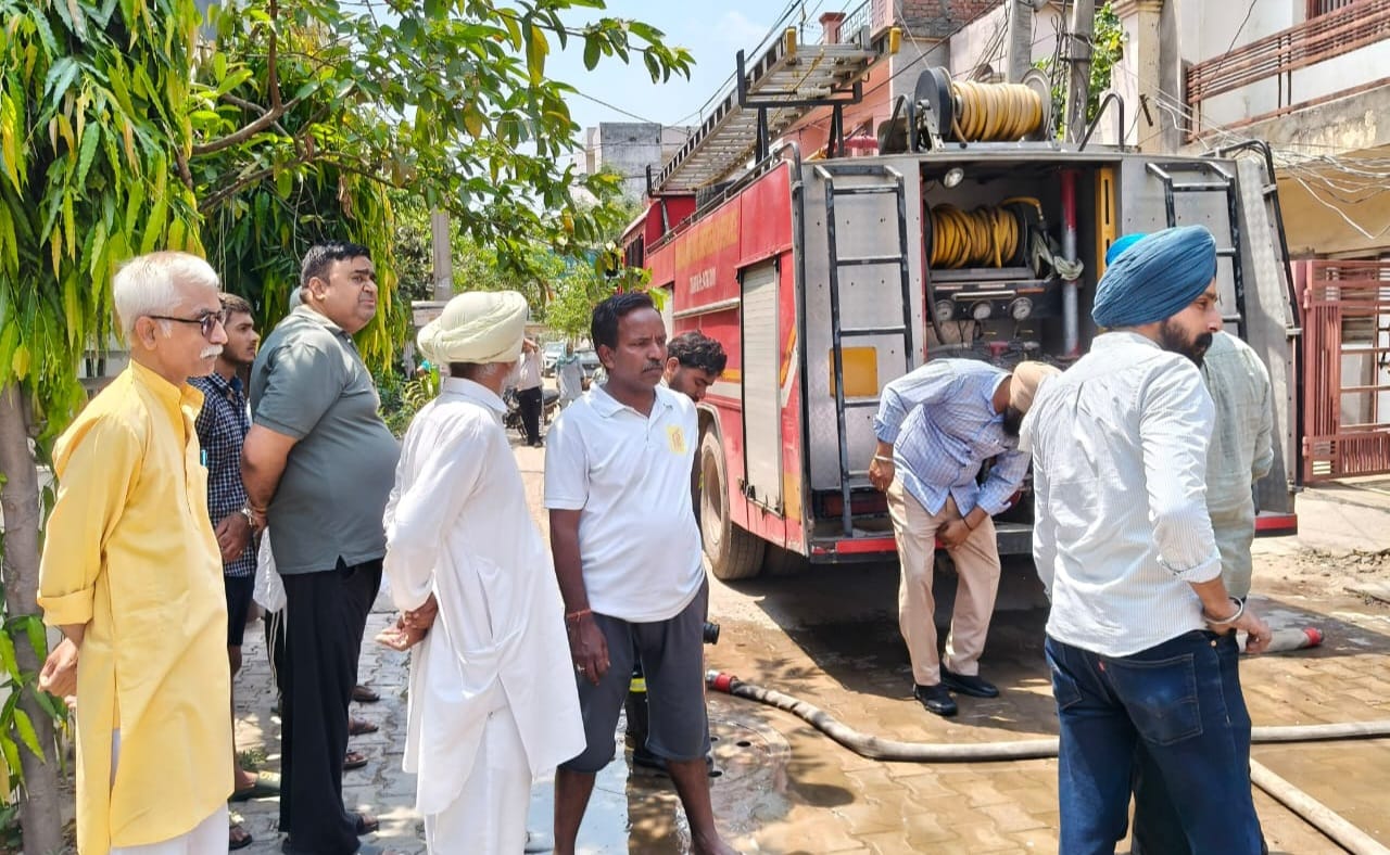 Zirakpur: शिवालिक विहार में घर में लगी भीषण आग, लाखों का सामान जलकर राख