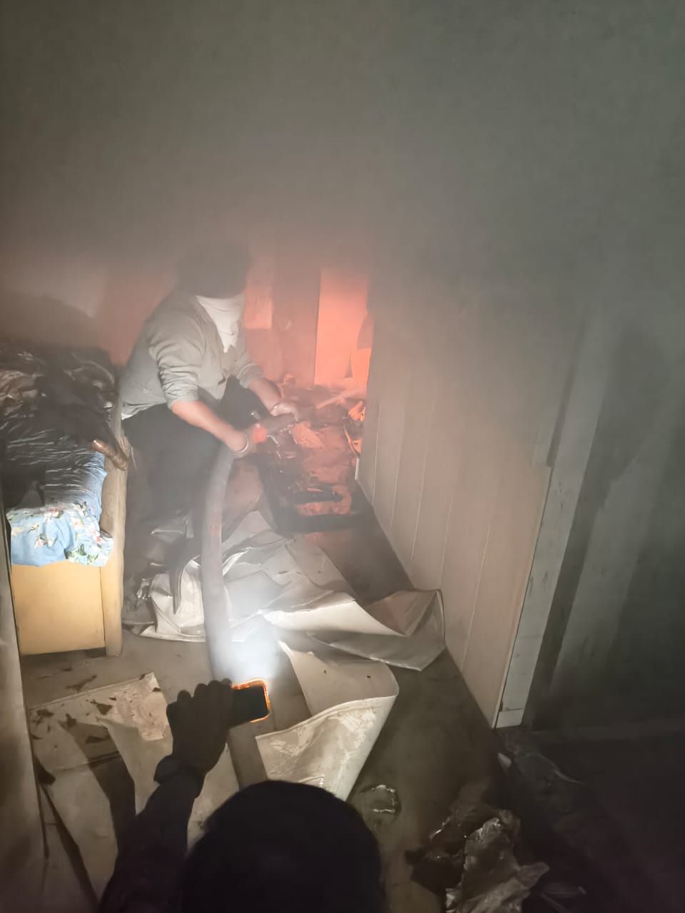 Zirakpur: शिवालिक विहार में घर में लगी भीषण आग, लाखों का सामान जलकर राख