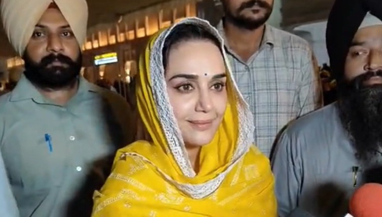 Amritsar: टीम की जीत की कामना लेकर दरबार साहिब पहुंचीं प्रीति जिंटा