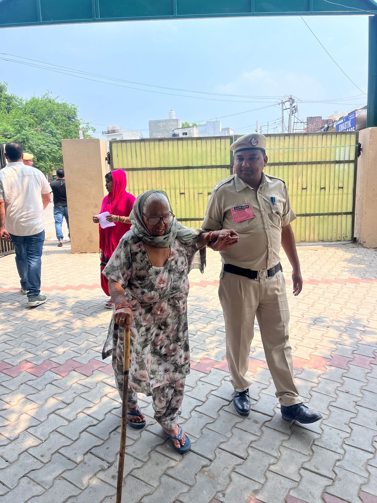 Panchkula: नगर निगम चुनाव में सुरक्षा के साथ सेवा भाव भी निभाती दिखी पंचकूला पुलिस, बुजुर्गों और दिव्यांग मतदाताओं की बनी सहारा