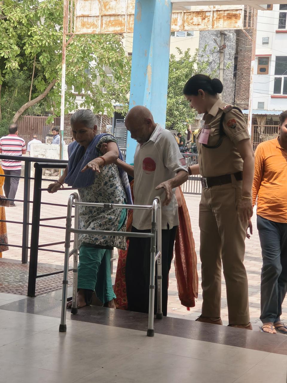 Panchkula: नगर निगम चुनाव में सुरक्षा के साथ सेवा भाव भी निभाती दिखी पंचकूला पुलिस, बुजुर्गों और दिव्यांग मतदाताओं की बनी सहारा
