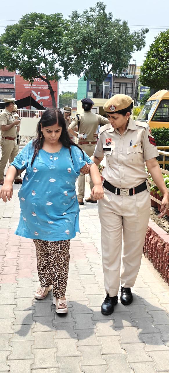 Panchkula: नगर निगम चुनाव में सुरक्षा के साथ सेवा भाव भी निभाती दिखी पंचकूला पुलिस, बुजुर्गों और दिव्यांग मतदाताओं की बनी सहारा
