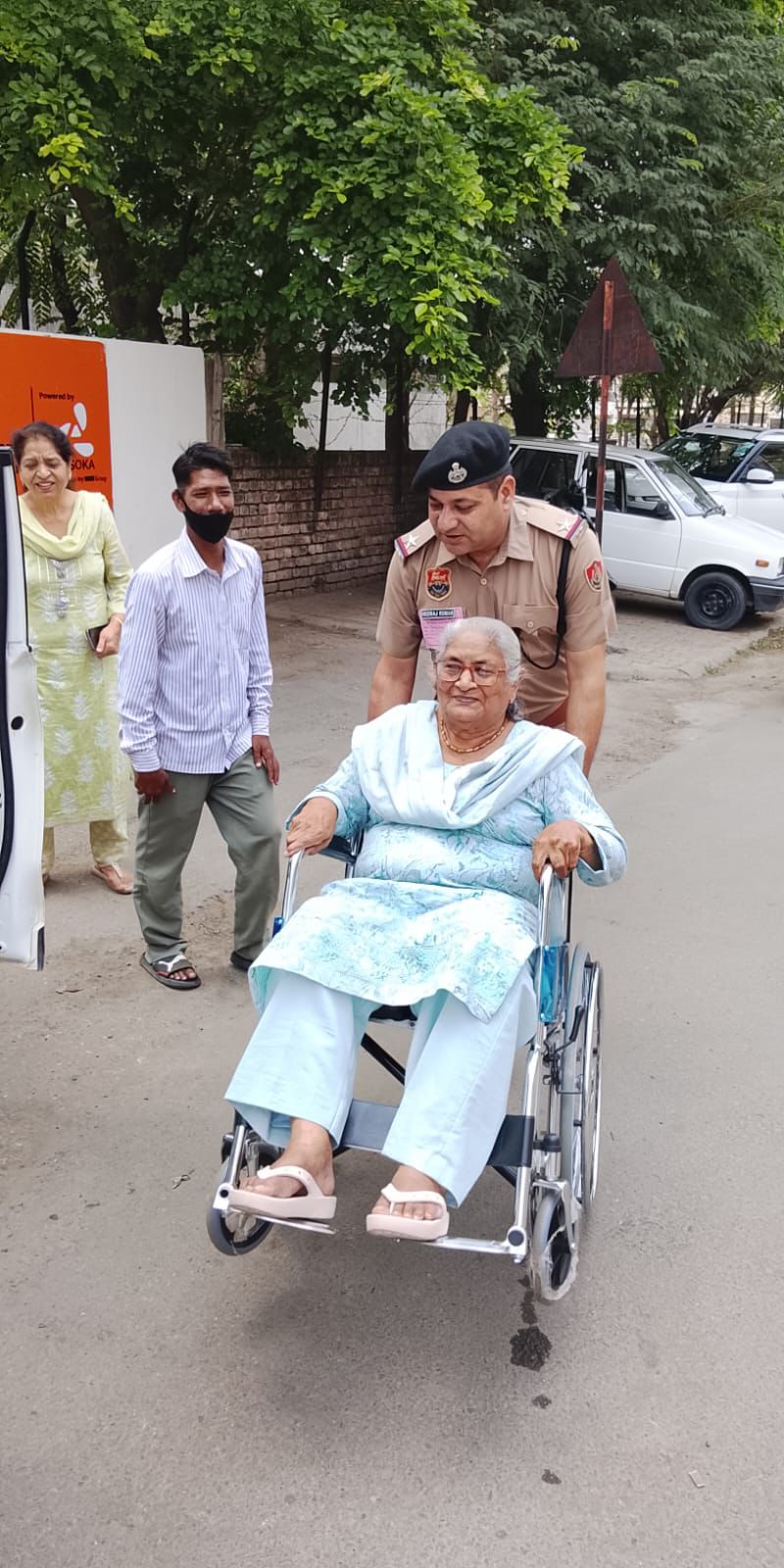 Panchkula: नगर निगम चुनाव में सुरक्षा के साथ सेवा भाव भी निभाती दिखी पंचकूला पुलिस, बुजुर्गों और दिव्यांग मतदाताओं की बनी सहारा