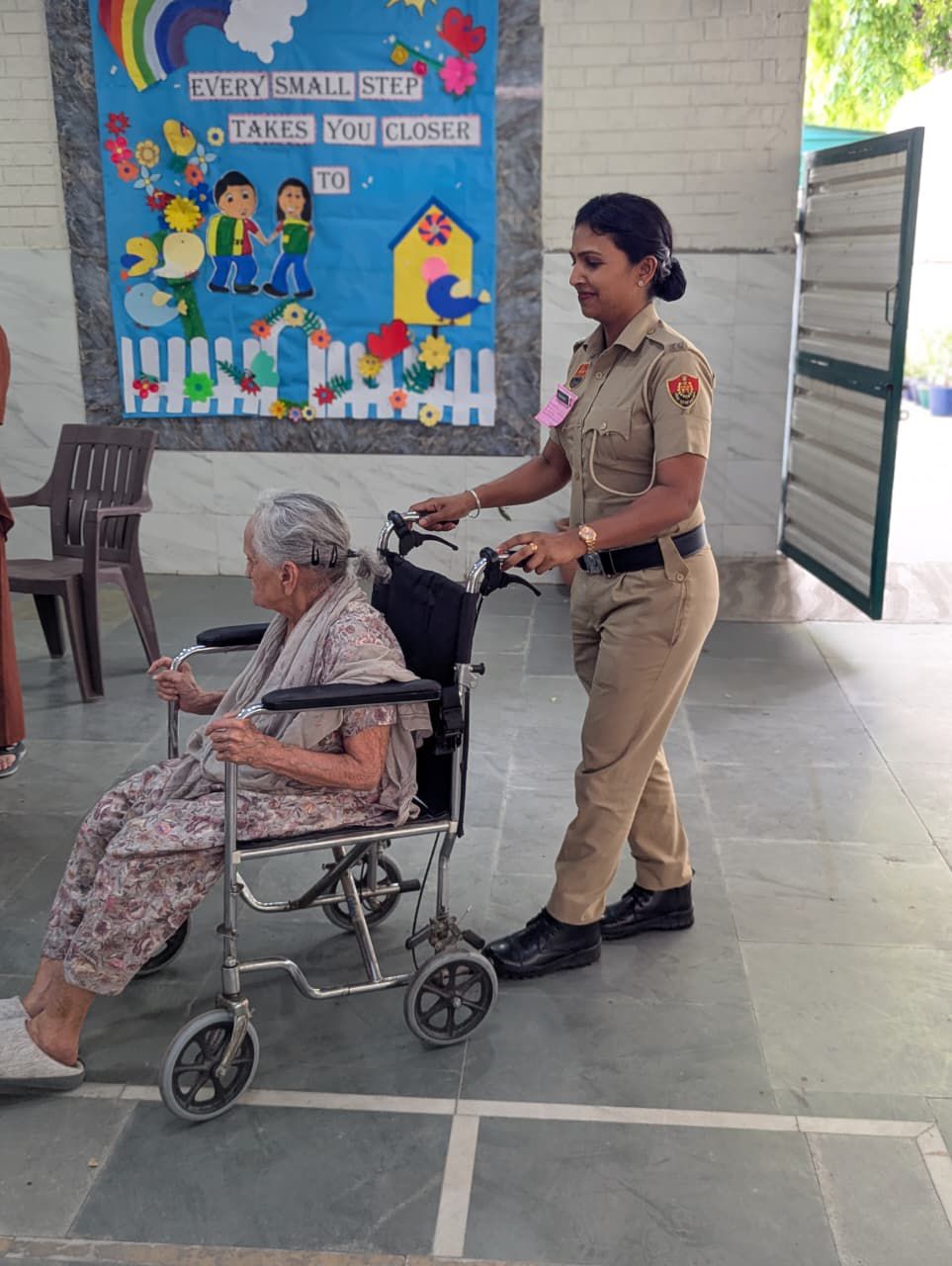 Panchkula: नगर निगम चुनाव में सुरक्षा के साथ सेवा भाव भी निभाती दिखी पंचकूला पुलिस, बुजुर्गों और दिव्यांग मतदाताओं की बनी सहारा