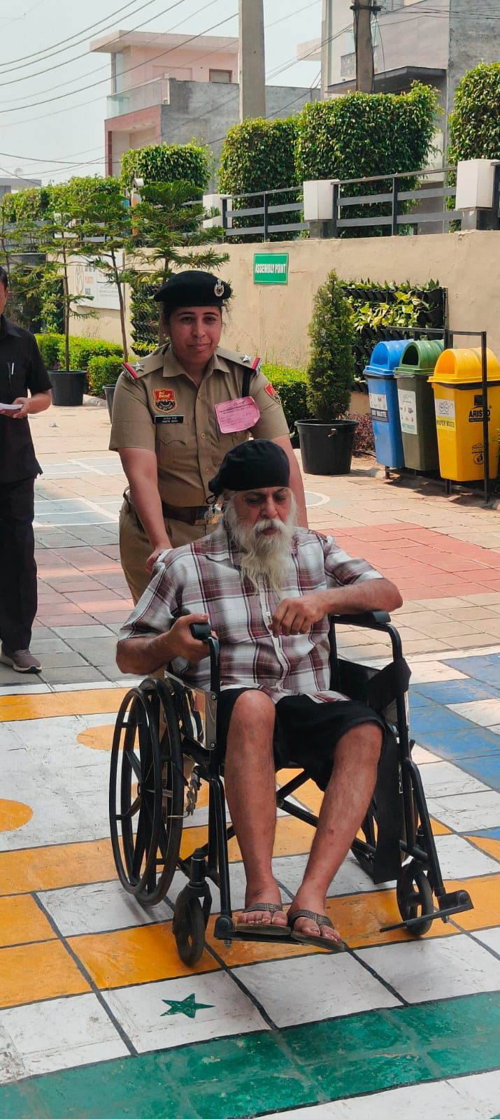 Panchkula: नगर निगम चुनाव में सुरक्षा के साथ सेवा भाव भी निभाती दिखी पंचकूला पुलिस, बुजुर्गों और दिव्यांग मतदाताओं की बनी सहारा