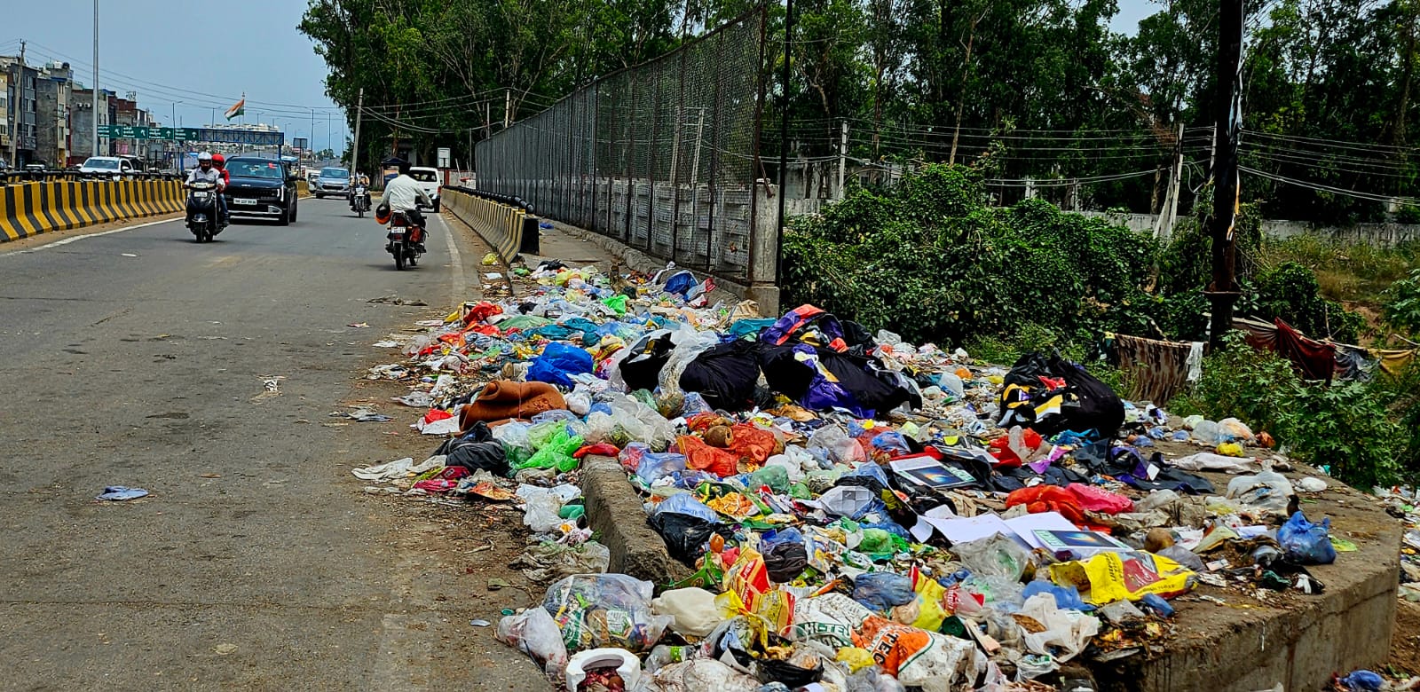 Zirakpur छठे दिन भी जारी रही नगर परिषद कर्मचारियों की हड़ताल
