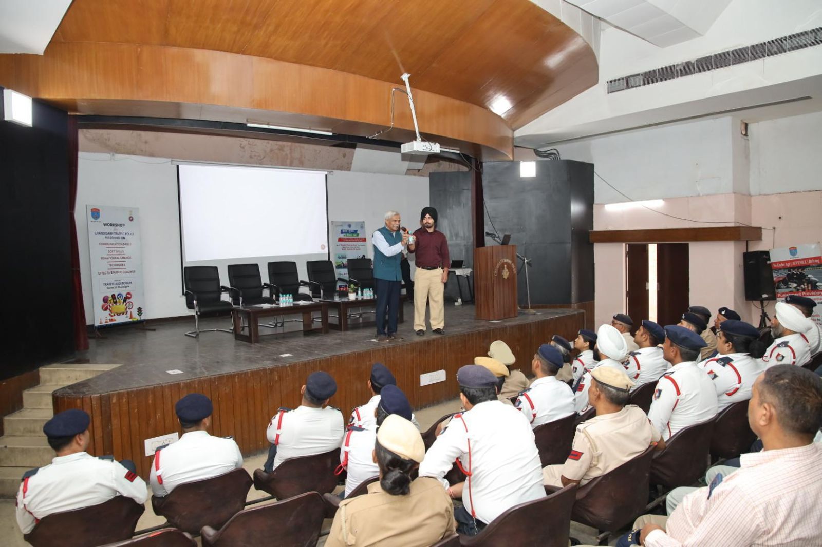 Chandigarh: चंडीगढ़ ट्रैफिक पुलिस ने कर्मियों के लिए आयोजित की विशेष वर्कशॉप, व्यवहार और संवाद कौशल पर दिया जोर