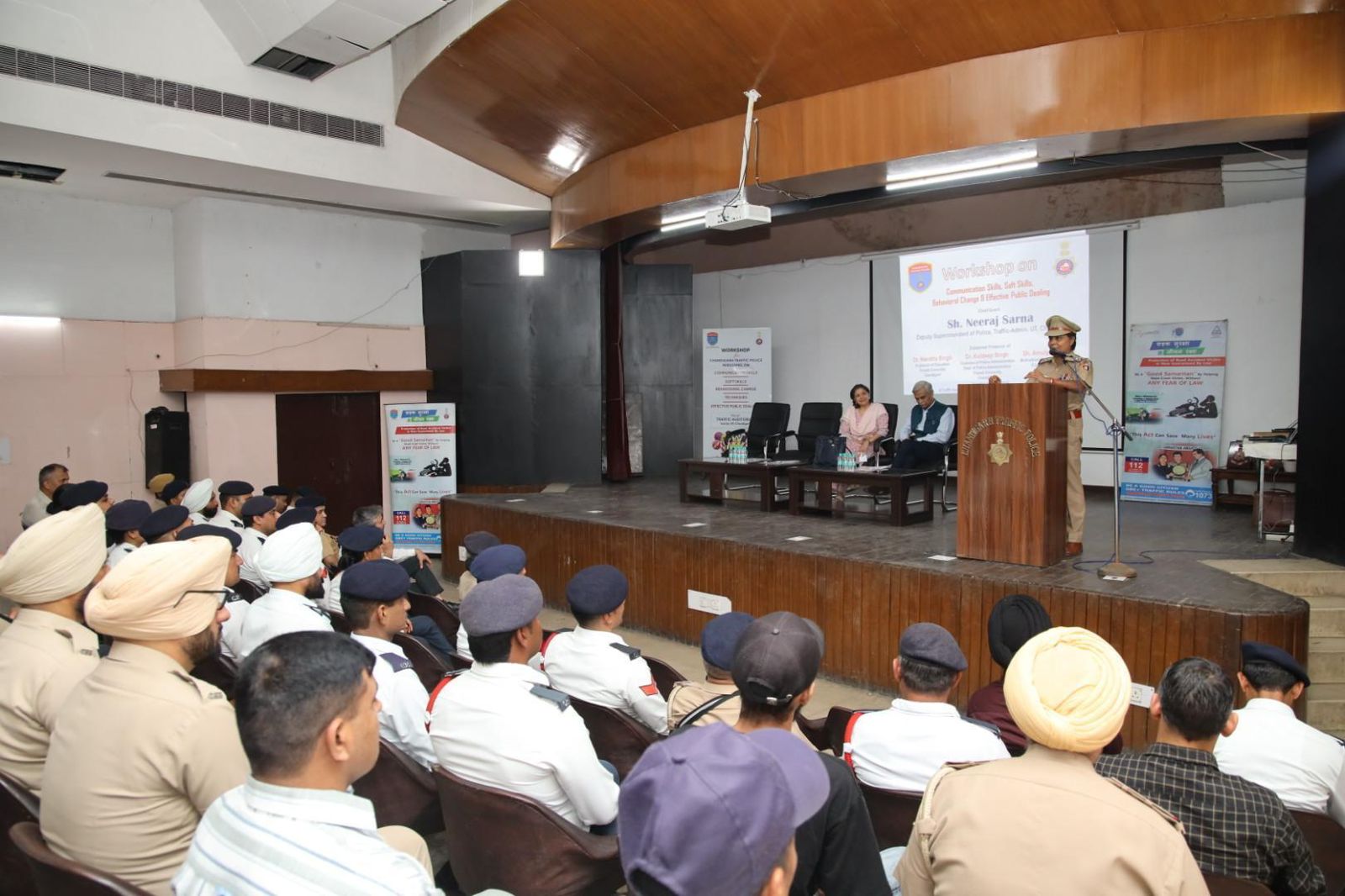 Chandigarh: चंडीगढ़ ट्रैफिक पुलिस ने कर्मियों के लिए आयोजित की विशेष वर्कशॉप, व्यवहार और संवाद कौशल पर दिया जोर