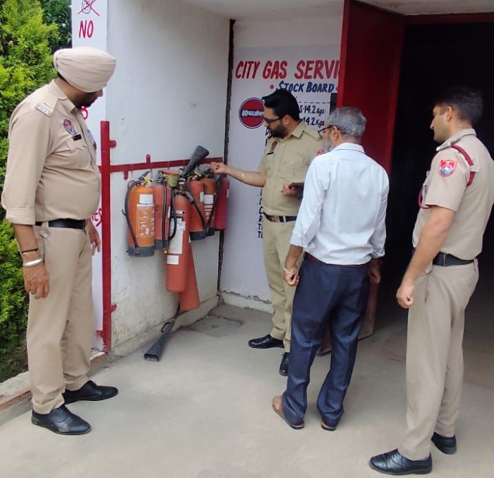 Chandigarh: चंडीगढ़ में LPG गोदामों पर फायर सेफ्टी की विशेष जांच, कई जगह मिलीं खामियां