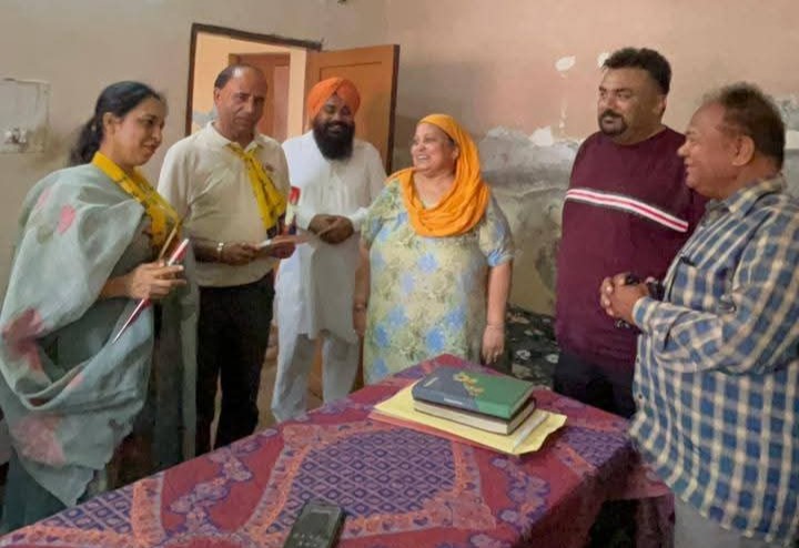 Derabassi: डेराबस्सी में चुनावी माहौल गरमाया, वार्ड 14-15 में पति-पत्नी की जोड़ी मैदान में