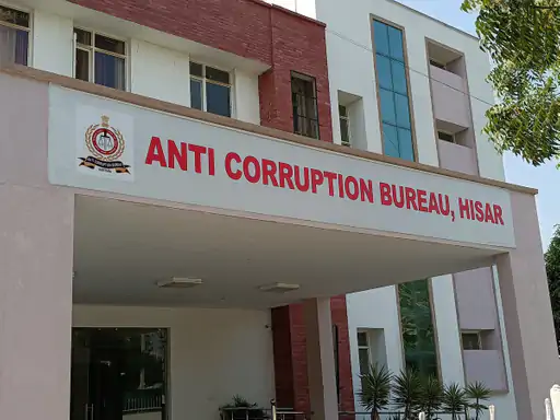 Hisar: एंटी करप्शन ब्यूरो की कार्रवाई, रिश्वत लेते पटवारी व सहयोगी गिरफ्तार