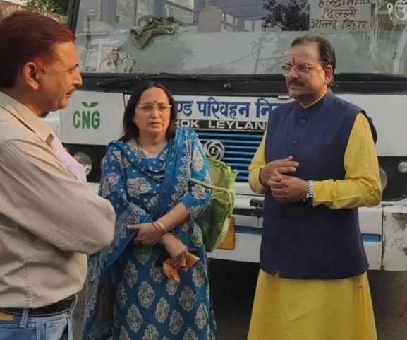 Haldwani: सांसद अजय भट्ट ने बस यात्रा कर लोगों से की इंधन बचाने की अपील