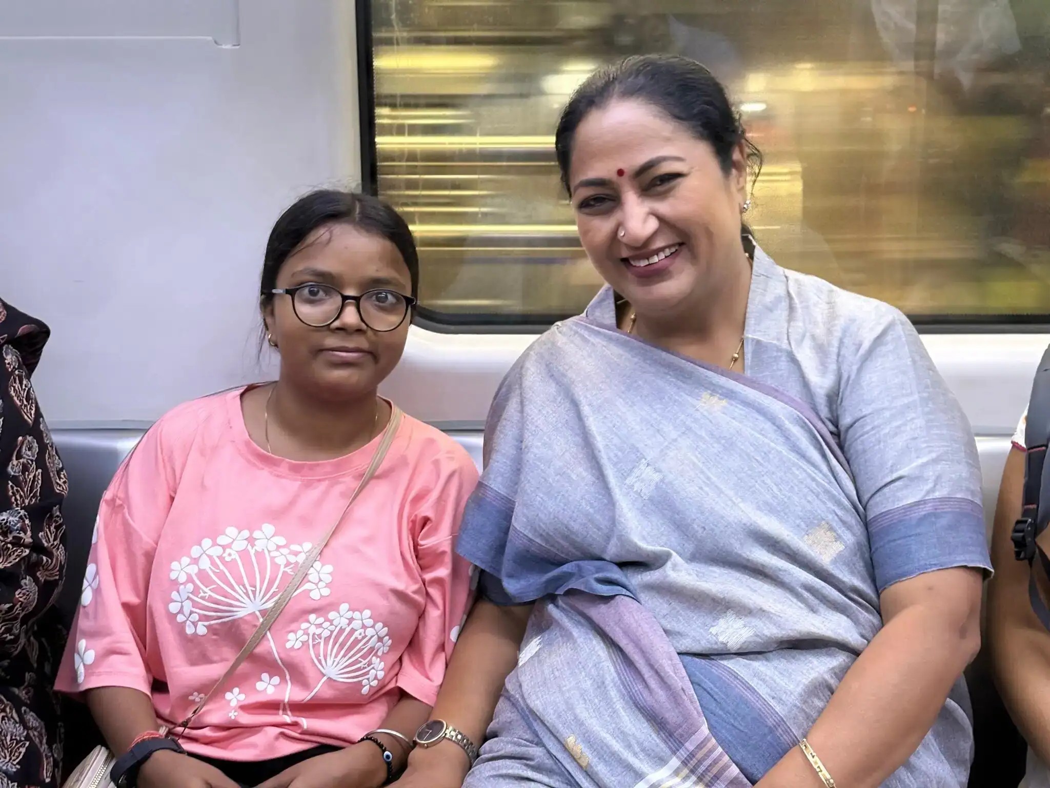 New Delhi: मुख्यमंत्री रेखा गुप्ता ने अपनाया पब्लिक ट्रांसपोर्ट, मेट्रो और बस में सफर कर सचिवालय पहुंचीं
