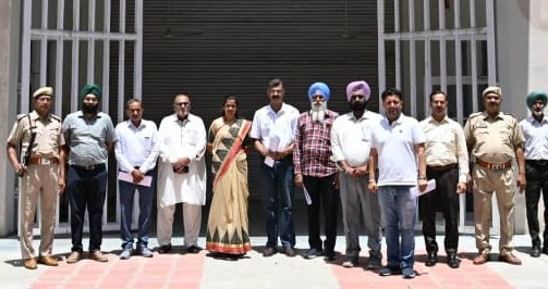 Hoshiarpur: जिला चुनाव अधिकारी द्वारा ई.वी.एम. वेयरहाउस की मासिक पड़ताल, लॉग बुक, एंट्री रजिस्टर किए चेक
