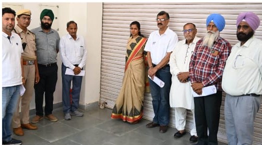 Hoshiarpur: जिला चुनाव अधिकारी द्वारा ई.वी.एम. वेयरहाउस की मासिक पड़ताल, लॉग बुक, एंट्री रजिस्टर किए चेक