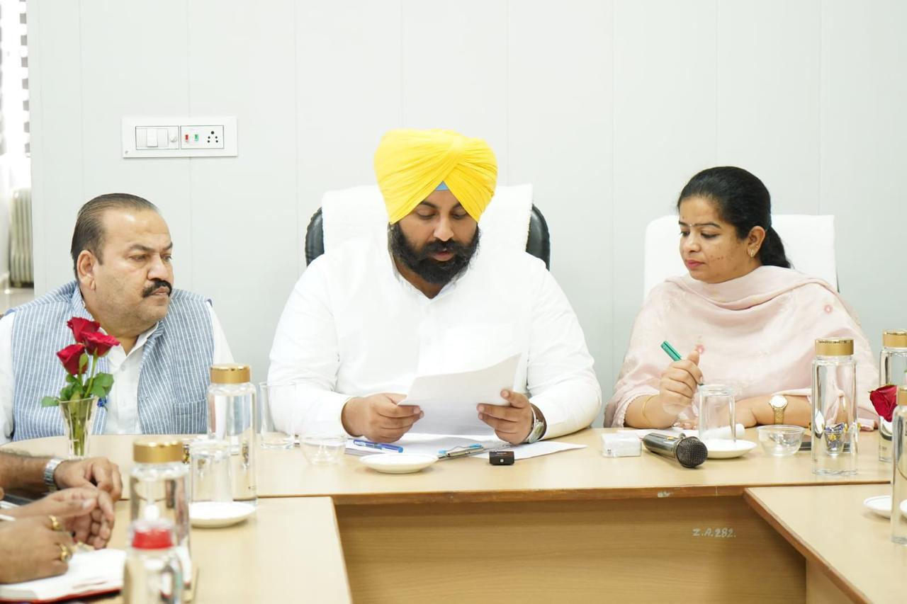 Ludhiana: लुधियाना शहर को 30 जून तक सड़कों के गड्ढों और मैनहोल से मुक्त बनाया जाए: हरजोत सिंह बैंस