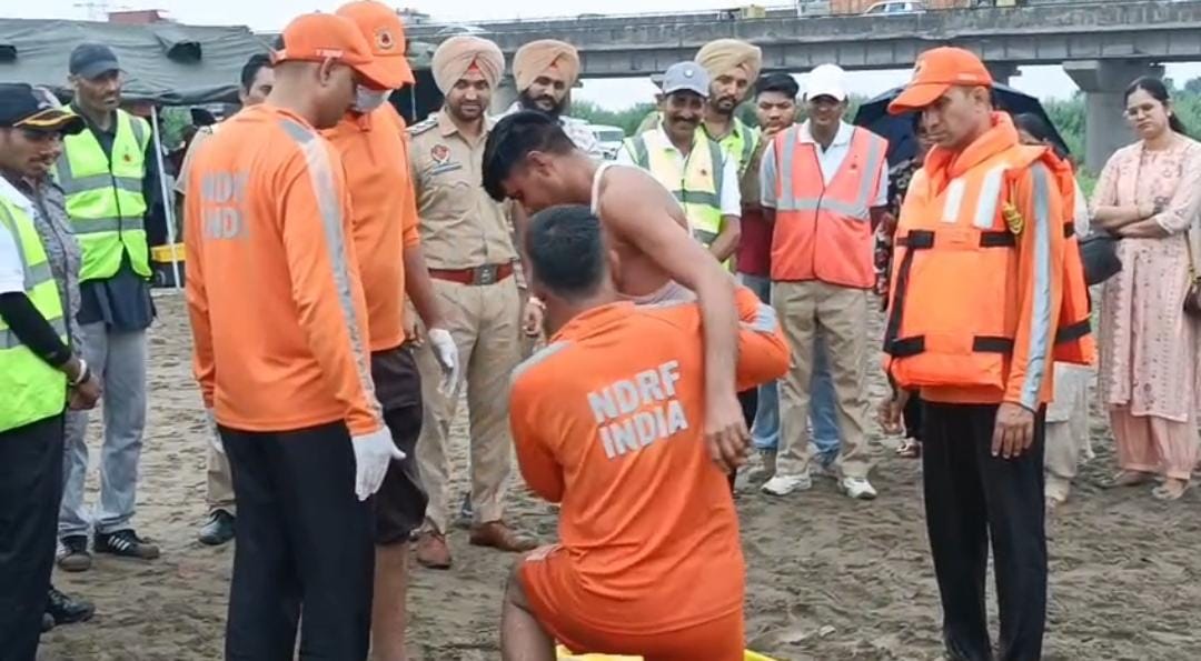 Derabassi: घग्गर के बढ़ते जलस्तर से निपटने को तैयार प्रशासन, एनडीआरएफ ने पानी में फंसे लोगों को बचाने का किया अभ्यास