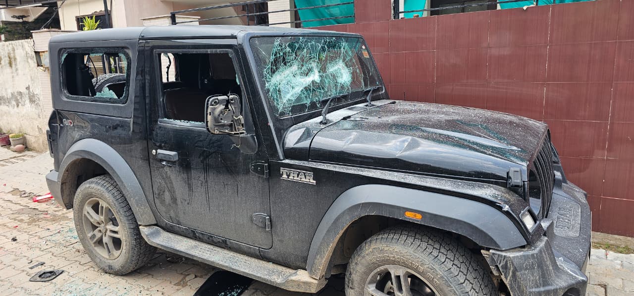 Derabassi: हथियारों से लैस चार नकाबपोशों का आतंक, कार में तोड़फोड़ कर घर में घुसे; परिवार ने कमरे में छिपकर बचाई जान
