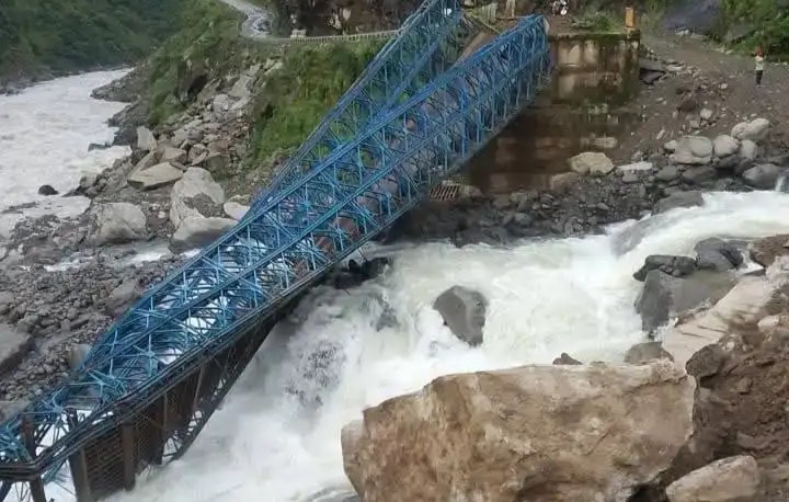 Pithoragarh: पिथौरागढ़ में पहाड़ी से गिरे मलबे और बोल्डरों ने तोड़ा वैली ब्रिज, दारमा-व्यास-चौदास घाटी का संपर्क कटा